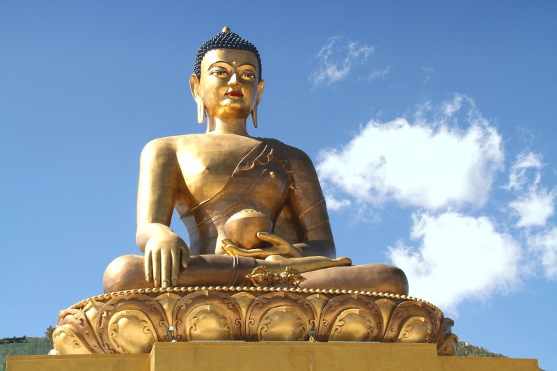 Bután: la estatua del Buda Dordenma en Kuensel Phodrang bajo un cielo azul