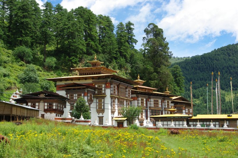 Bután: Kurjey Lhakhang, santuario budista en el valle de Bumthang