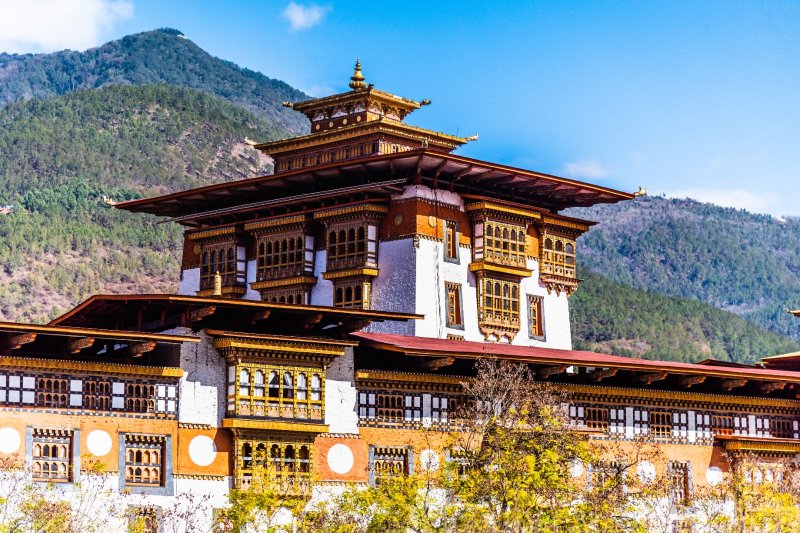 Bután: vista del Punakha Dzong entre las montañas