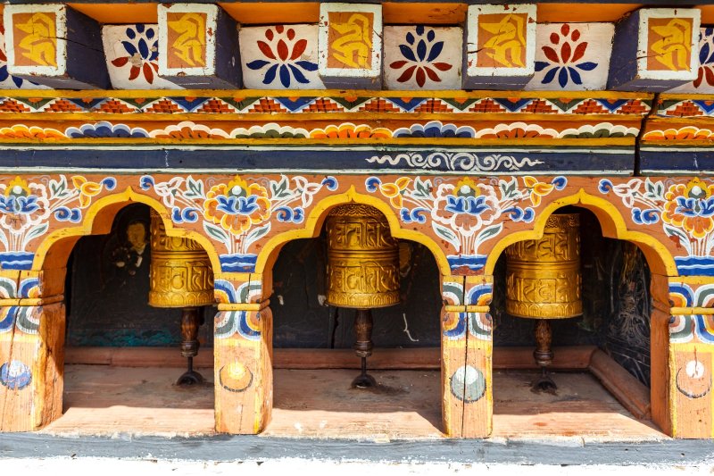 Bután: ruedas de oración en el monasterio Chimi Lhakhang, cerca de Punakha