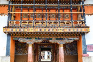 Bután: entrada del monasterio de Gangtey Goemba en el valle de Phobjikh