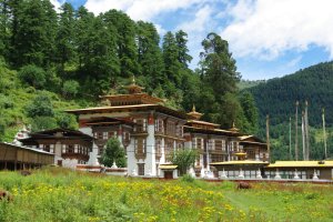 Bután: Kurjey Lhakhang, santuario budista en el valle de Bumthang