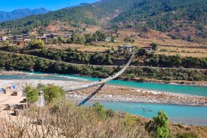 Bután: el icónico puente colgante de Punakha entre montañas y banderas de oración
