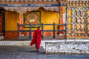 Bután: silueta de un monje en el interior del Rinpung Dzong de Paro