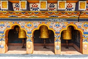Bután: ruedas de oración en el monasterio Chimi Lhakhang, cerca de Punakha
