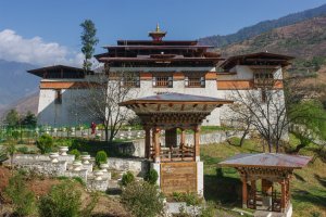 Bután: vista exterior del Simtokha Dzong entre montañas y bosques