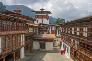 Bután: patio interior del dzong de Trongsa, centro religioso y administrativo de Bután central
