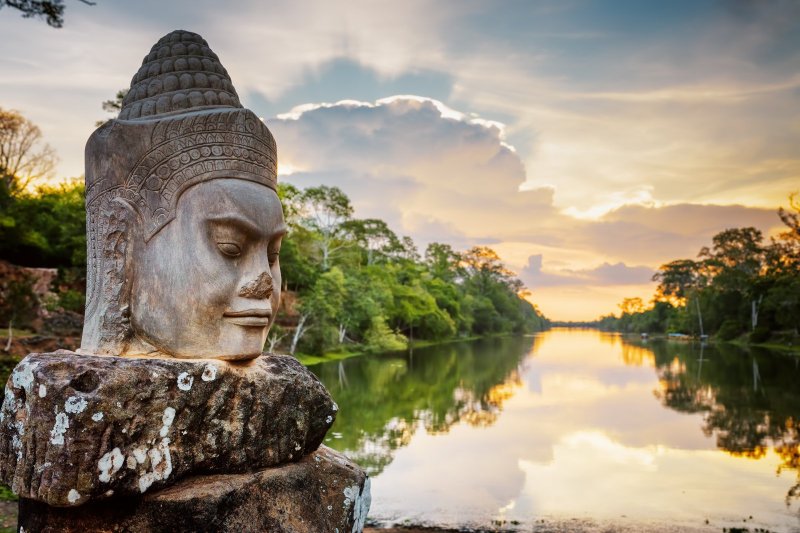Camboya: rostro de Asura al atardecer en Angkor Thom