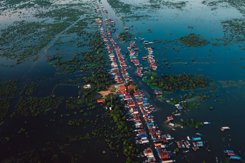 Camboya: casas sobre pilotes en el pueblo flotante de Kampong Phluk, lago Tonlé Sap