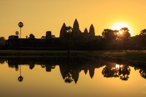 Camboya: el templo de Angkor Wat iluminado al amanecer