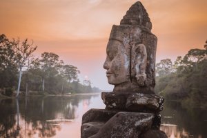 Camboya: guardianes de piedra en la puerta sur de Angkor Thom