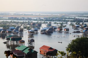 Camboya: casas flotantes en el lago Tonlé Sap cerca de Siem Reap