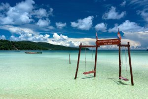 Camboya: columpio de madera sobre el mar en Saracen Bay, Koh Rong Samloem
