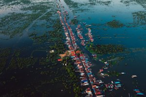Camboya: casas sobre pilotes en el pueblo flotante de Kampong Phluk, lago Tonlé Sap