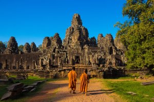 Camboya: monjes budistas entre las torres del templo Bayon