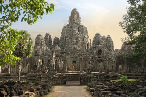 Camboya: esculturas monumentales en el templo Bayon
