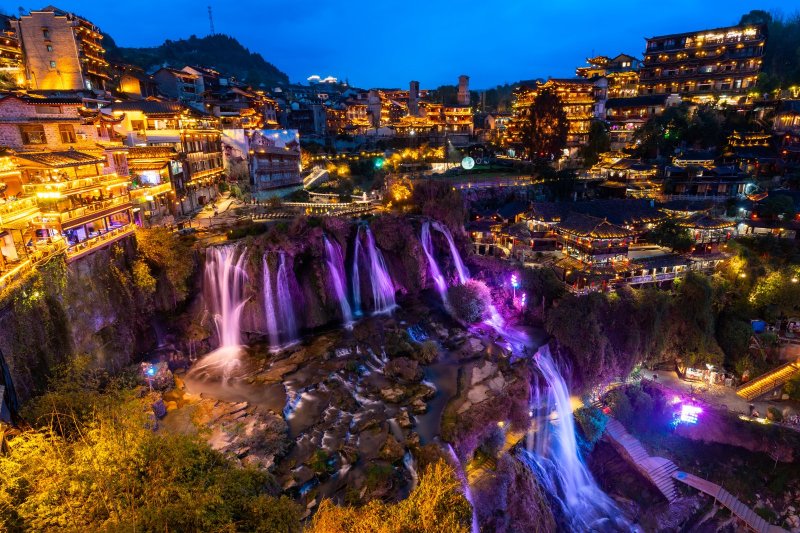 China: cascada iluminada de la antigua ciudad de Furong