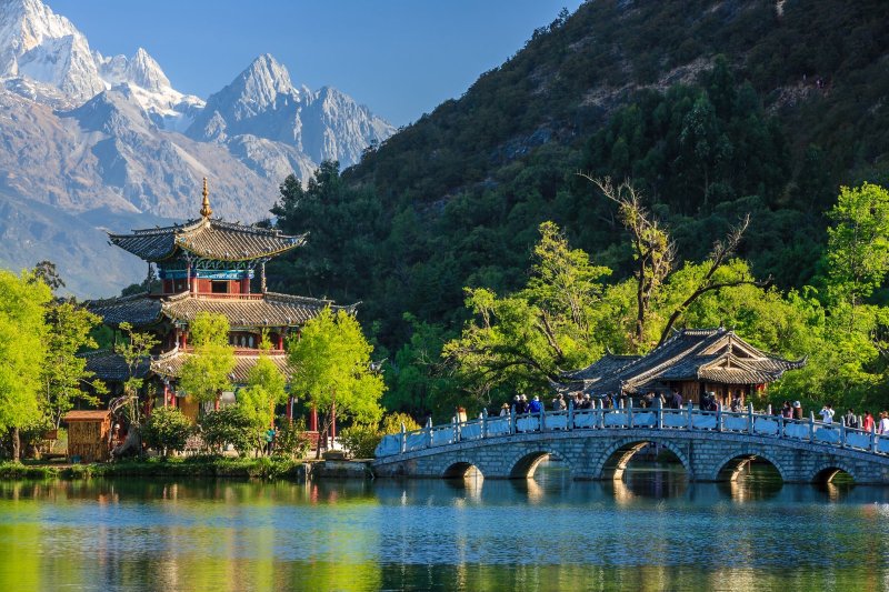 China: la montaña nevada del Dragón de Jade junto al pabellón Deyue en Lijiang