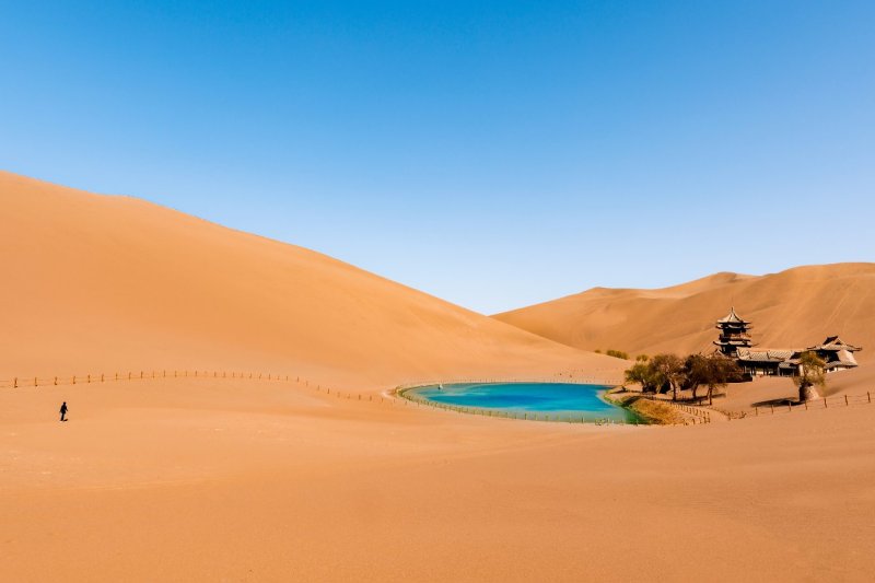China: oasis de la Luna Creciente junto a la montaña Mingsha