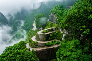 China: avenida Tongtian, 11 km y 99 curvas para llegar a la cueva Tianmen