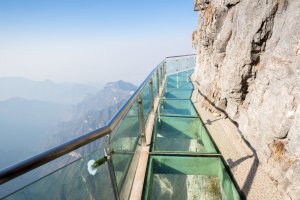 China: el camino de vidrio en la montaña Tianmen