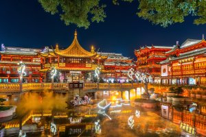 China: la casa de té Huxinting, jardín Yuyuan, Shanghái
