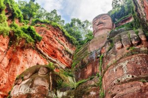 China: el colosal Buda Gigante de Leshan visto desde abajo