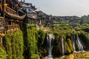 China: Furong es conocido como el Pueblo Colgado de la Cascada