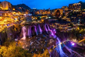 China: cascada iluminada de la antigua ciudad de Furong