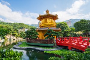 China: Golden Pavilion en el jardin Nan Lian en Hong Kong