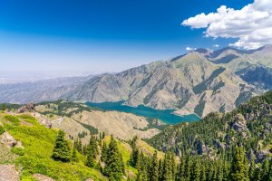 China: el Lago Celestial rodeado por las montañas Tianshan