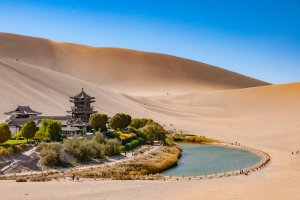 China: lago de la Luna Creciente en el desierto del Gobi, Dunhuang