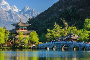 China: la montaña nevada del Dragón de Jade junto al pabellón Deyue en Lijiang