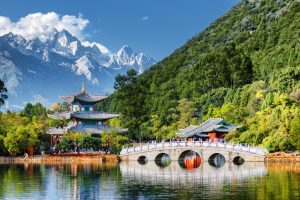 China: preciosa vista de la montaña Jade Dragon Snow en Lijiang