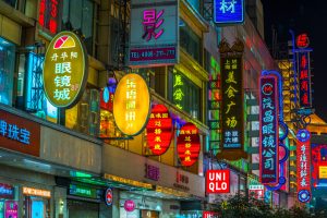 China: neones de Nanjing Road, el corazón del shopping en Shanghái