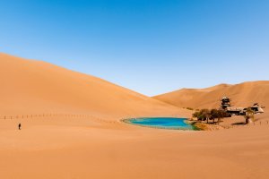 China: oasis de la Luna Creciente junto a la montaña Mingsha