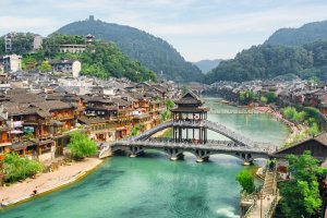 China: el puente de la Nieve sobre el río Tuojiang en Fenghuang