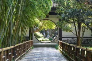China: puerta circular en los jardines de Suzhou