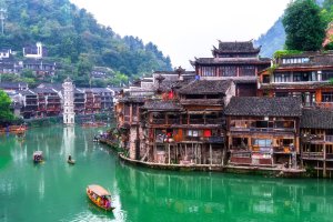 China: un meandro del río Tuojiang a su paso por la Antigua Ciudad del Fénix, Fe