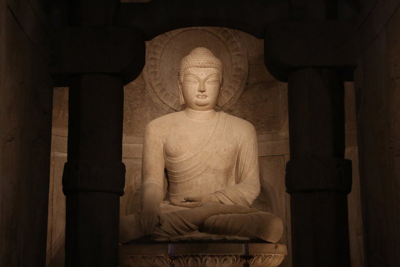 Corea del Sur: Buda de piedra en la gruta de Seokguram, Gyeongju