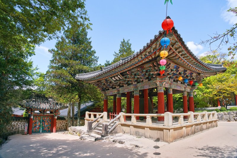 Corea del Sur: puerta de madera y pabellones del templo Bulguksa en Gyeongju