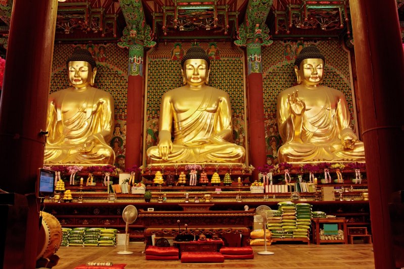 Corea del Sur: Buda dorado en el templo Jogyesa de Seúl