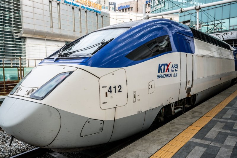 Corea del Sur: tren de alta velocidad KTX-Sancheon en la estación de Seúl