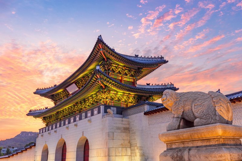 Corea del Sur: puerta del Palacio Gyeongbokgung al anochecer en Seúl