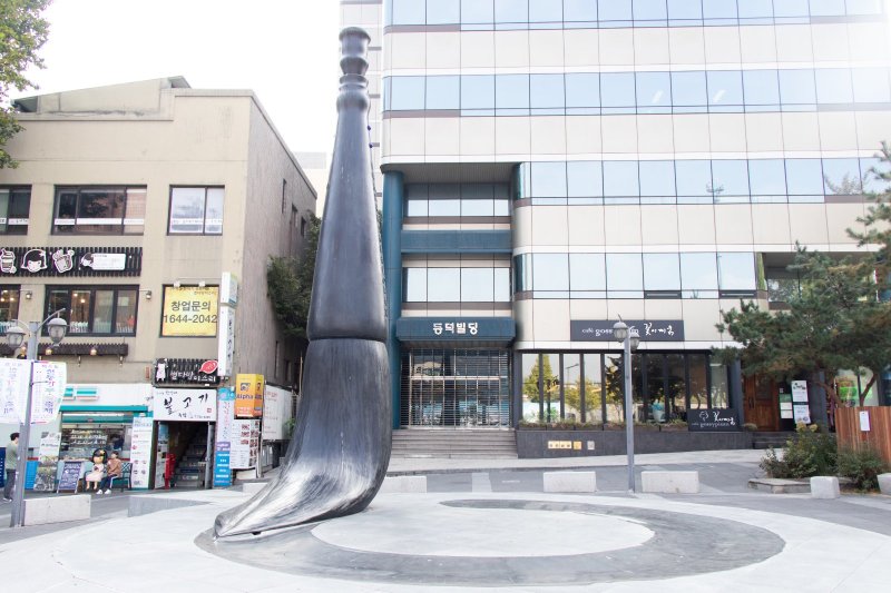 Corea del Sur: escultura de pincel de caligrafía frente a la calle Insadong en Seúl