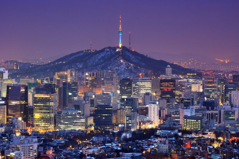 Corea del Sur: horizonte urbano de Seúl al anochecer