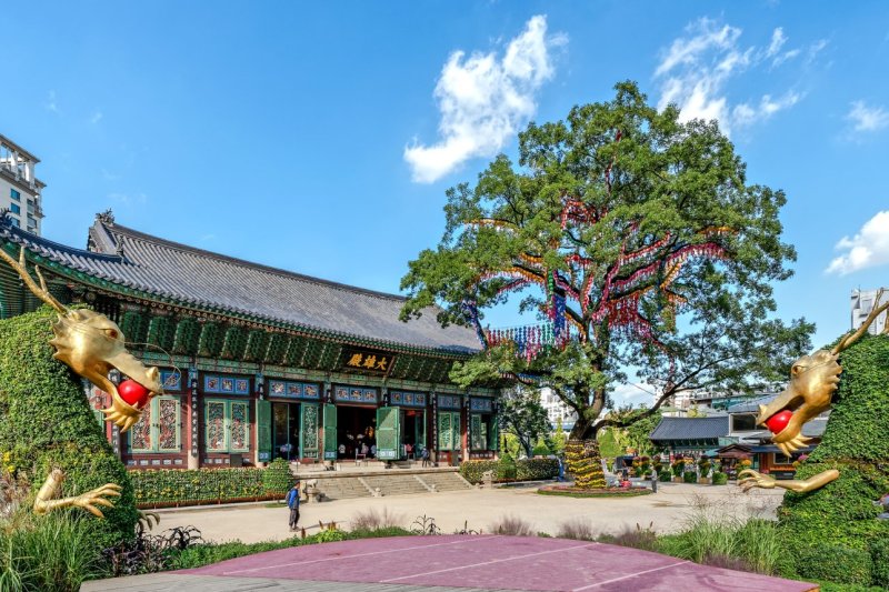 Corea del Sur: templo Jogyesa con farolillos, dragones y árbol centenario en Seúl