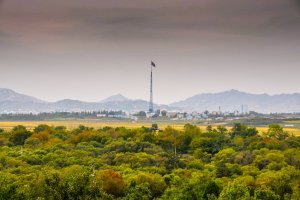 Corea del Sur: paisaje fronterizo de la DMZ frente a un pueblo de Corea del Norte