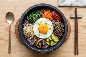 Corea del Sur: bibimbap en dolsot servido en cuenco de piedra caliente