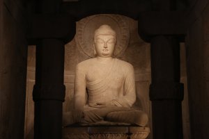 Corea del Sur: Buda de piedra en la gruta de Seokguram, Gyeongju